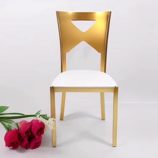 Klassische goldene Hochzeit, elegante Mietparty mit hochwertigem Metallstuhl